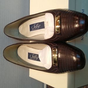 New Selby Leather Shoes Size 7 M in box.